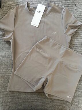 ALO Yoga Taupe Short-Sleeve Tee & High-Rise Bike Shorts Set